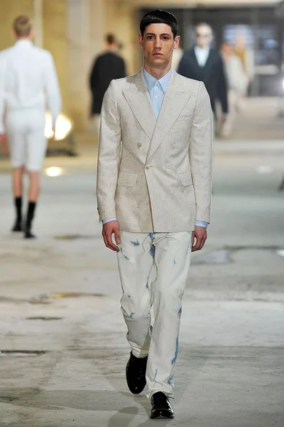 Look 16